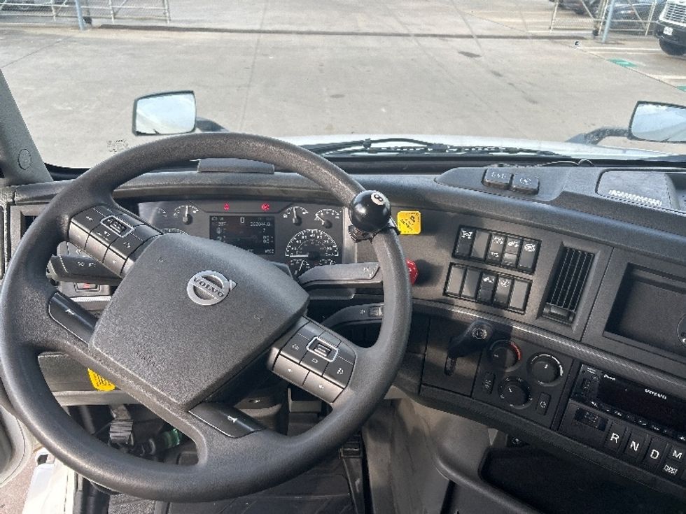 Sleeper Tractor-Heavy Duty Tractors-Volvo-2023-VNL64760-Katy-TX-302,042\n\t\tmiles-$ 100,000 - Image 11