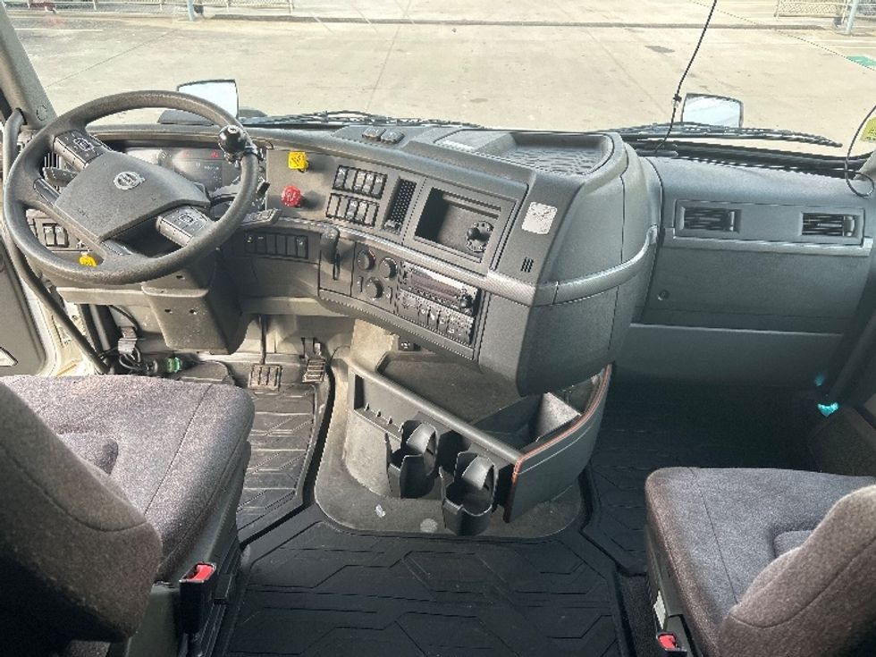 Sleeper Tractor-Heavy Duty Tractors-Volvo-2023-VNL64760-Katy-TX-302,042\n\t\tmiles-$ 100,000 - Image 12
