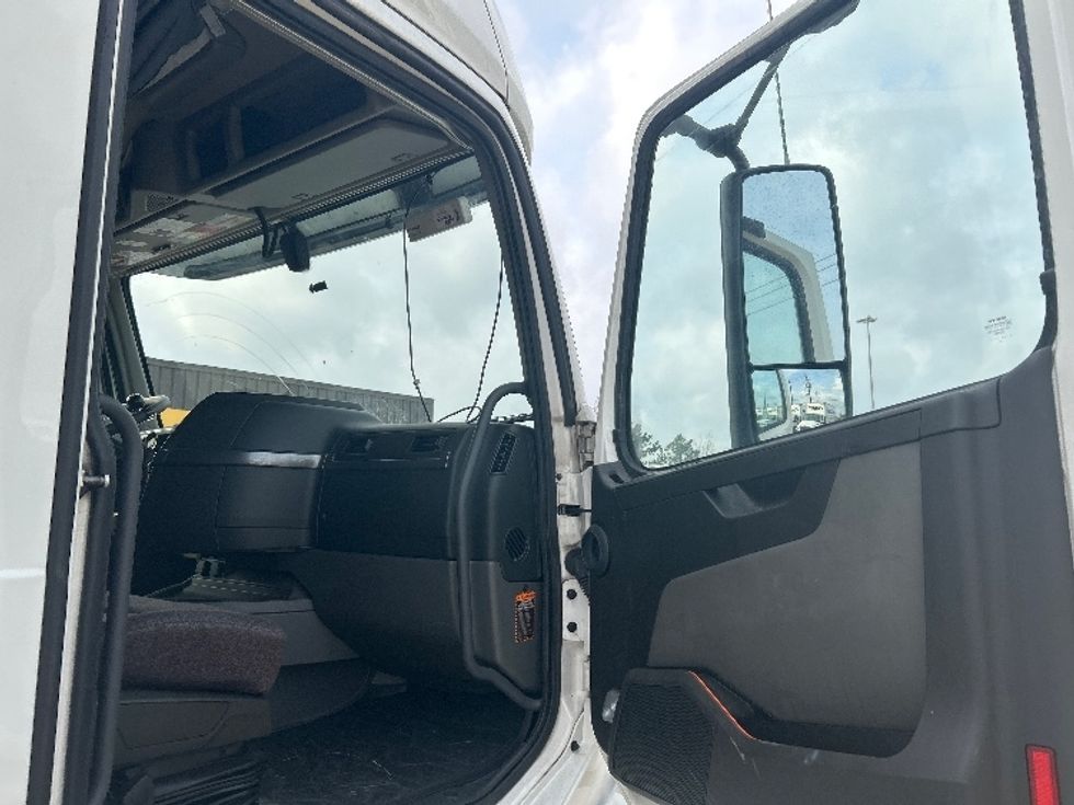 Sleeper Tractor-Heavy Duty Tractors-Volvo-2023-VNL64760-Katy-TX-302,042\n\t\tmiles-$ 100,000 - Image 13