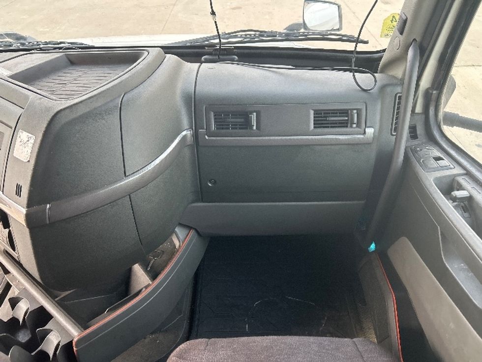 Sleeper Tractor-Heavy Duty Tractors-Volvo-2023-VNL64760-Katy-TX-302,042\n\t\tmiles-$ 100,000 - Image 14