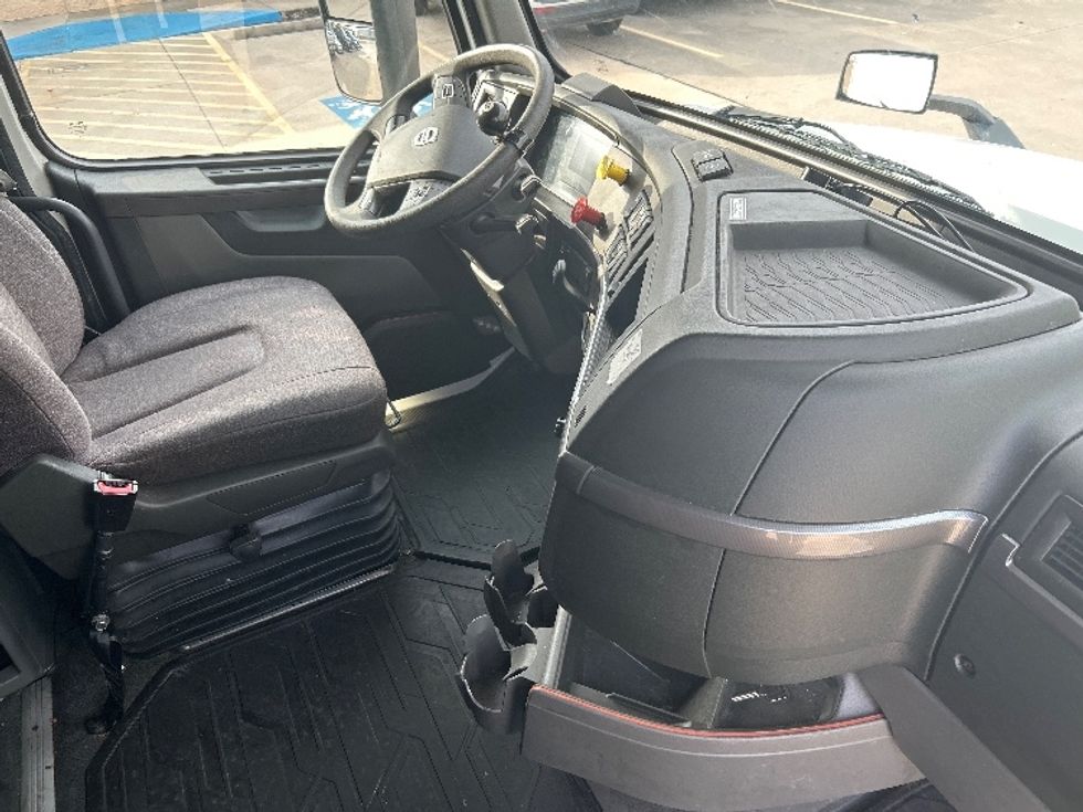 Sleeper Tractor-Heavy Duty Tractors-Volvo-2023-VNL64760-Katy-TX-302,042\n\t\tmiles-$ 100,000 - Image 15