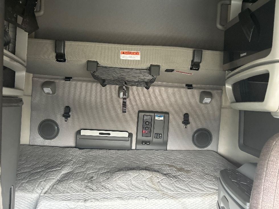 Sleeper Tractor-Heavy Duty Tractors-Volvo-2023-VNL64760-Katy-TX-302,042\n\t\tmiles-$ 100,000 - Image 16