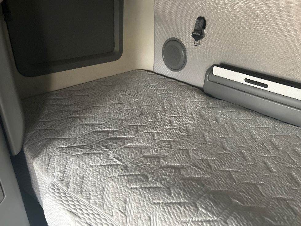 Sleeper Tractor-Heavy Duty Tractors-Volvo-2023-VNL64760-Katy-TX-302,042\n\t\tmiles-$ 100,000 - Image 17