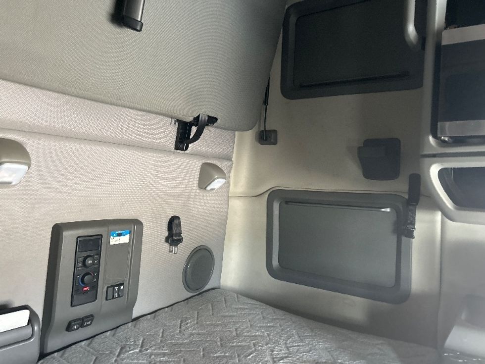 Sleeper Tractor-Heavy Duty Tractors-Volvo-2023-VNL64760-Katy-TX-302,042\n\t\tmiles-$ 100,000 - Image 18