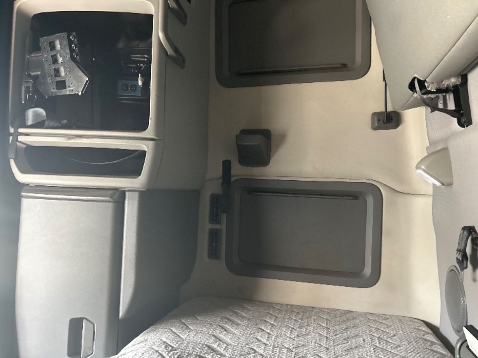 Sleeper Tractor-Heavy Duty Tractors-Volvo-2023-VNL64760-Katy-TX-302,042\n\t\tmiles-$ 100,000 - Image 19