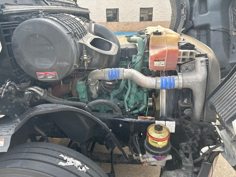 Sleeper Tractor-Heavy Duty Tractors-Volvo-2023-VNL64760-Katy-TX-302,042\n\t\tmiles-$ 100,000 - Image 20