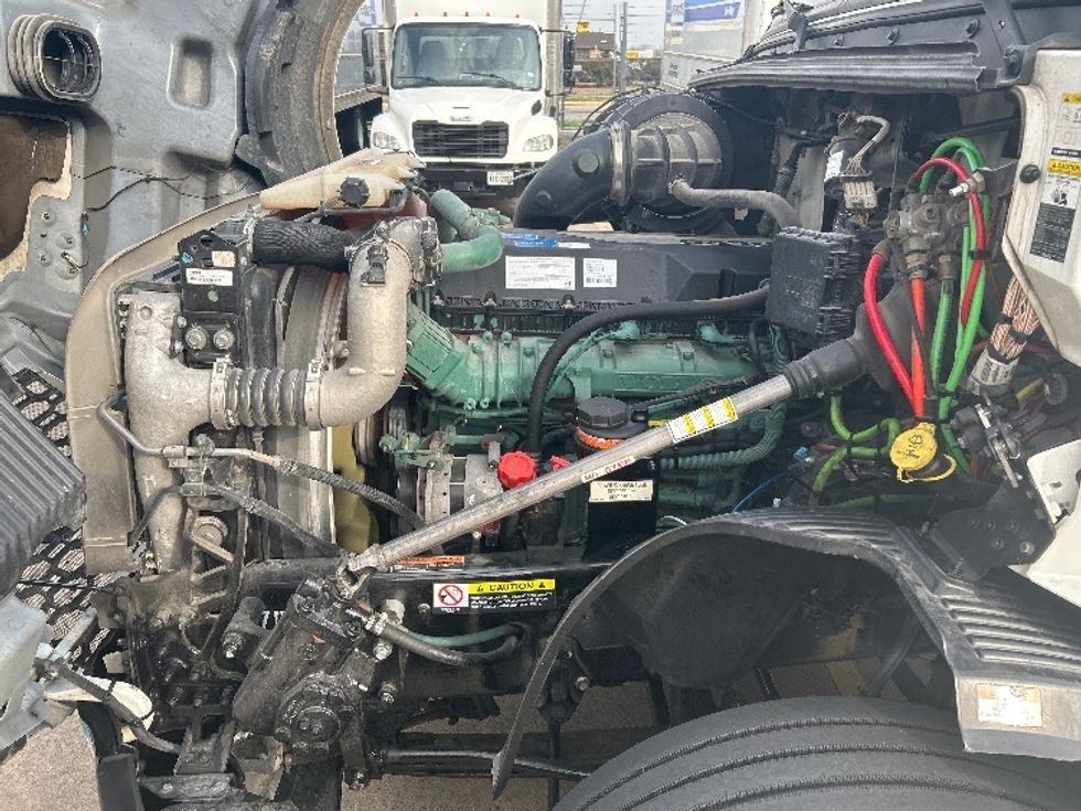 Sleeper Tractor-Heavy Duty Tractors-Volvo-2023-VNL64760-Katy-TX-302,042\n\t\tmiles-$ 100,000 - Image 21