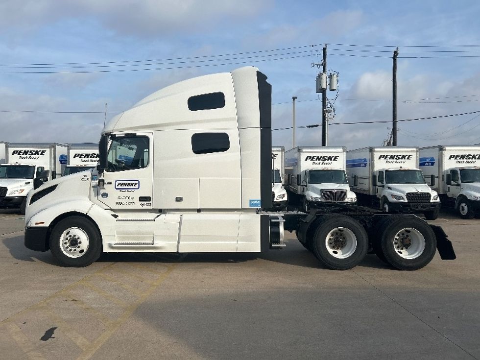 Sleeper Tractor-Heavy Duty Tractors-Volvo-2023-VNL64760-Katy-TX-302,042\n\t\tmiles-$ 100,000 - Image 4