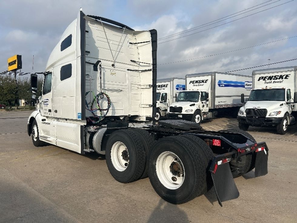 Sleeper Tractor-Heavy Duty Tractors-Volvo-2023-VNL64760-Katy-TX-302,042\n\t\tmiles-$ 100,000 - Image 5