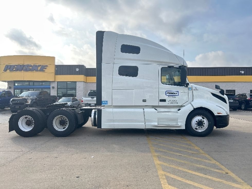 Sleeper Tractor-Heavy Duty Tractors-Volvo-2023-VNL64760-Katy-TX-302,042\n\t\tmiles-$ 100,000 - Image 8