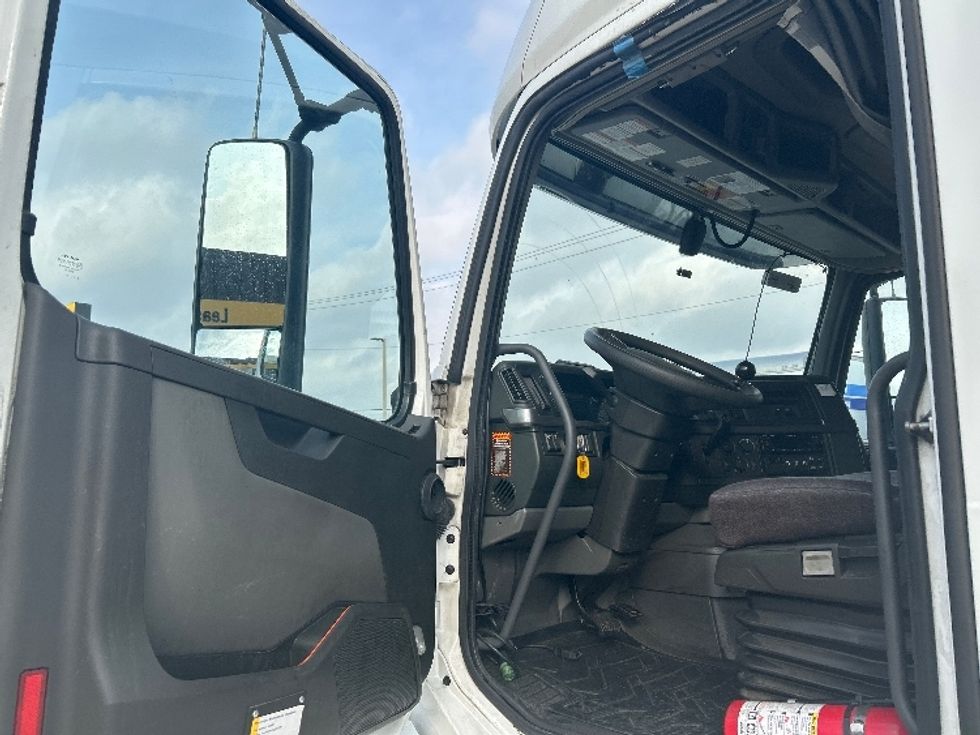 Sleeper Tractor-Heavy Duty Tractors-Volvo-2023-VNL64760-Katy-TX-302,042\n\t\tmiles-$ 100,000 - Image 9