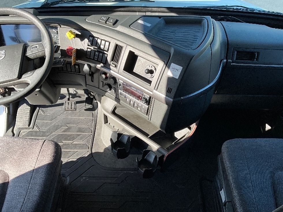 Sleeper Tractor-Heavy Duty Tractors-Volvo-2023-VNL64760-Kennesaw-GA-502,381\n\t\tmiles-$ 80,000 - Image 11