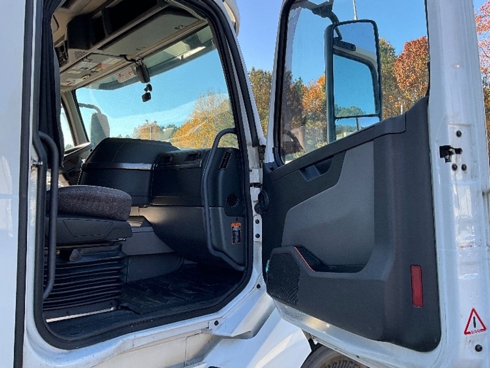 Sleeper Tractor-Heavy Duty Tractors-Volvo-2023-VNL64760-Kennesaw-GA-502,381\n\t\tmiles-$ 80,000 - Image 12