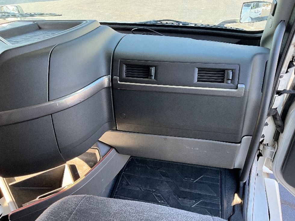 Sleeper Tractor-Heavy Duty Tractors-Volvo-2023-VNL64760-Kennesaw-GA-502,381\n\t\tmiles-$ 80,000 - Image 13