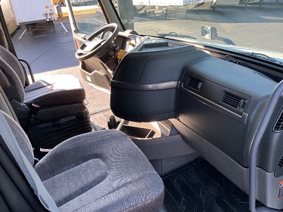 Sleeper Tractor-Heavy Duty Tractors-Volvo-2023-VNL64760-Kennesaw-GA-502,381\n\t\tmiles-$ 80,000 - Image 14