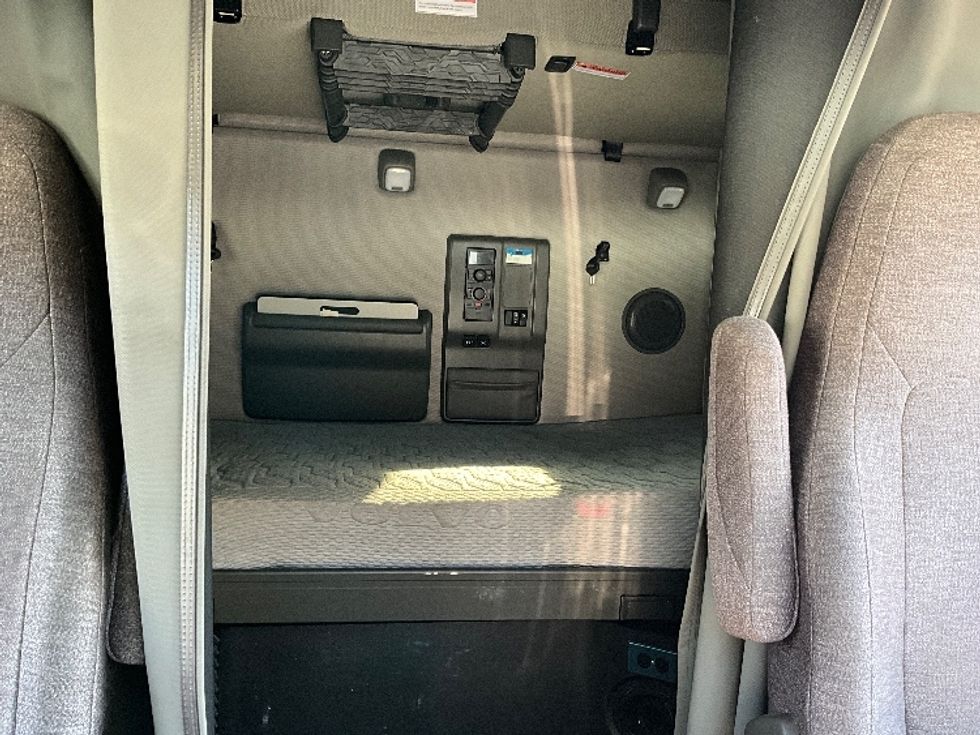 Sleeper Tractor-Heavy Duty Tractors-Volvo-2023-VNL64760-Kennesaw-GA-502,381\n\t\tmiles-$ 80,000 - Image 15