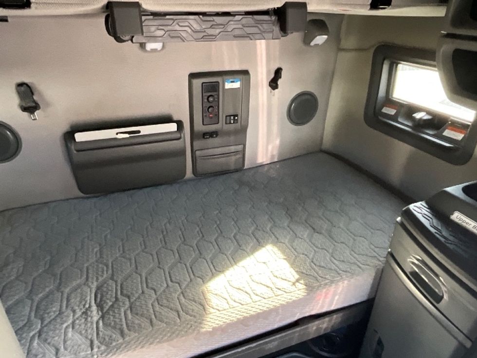 Sleeper Tractor-Heavy Duty Tractors-Volvo-2023-VNL64760-Kennesaw-GA-502,381\n\t\tmiles-$ 80,000 - Image 16