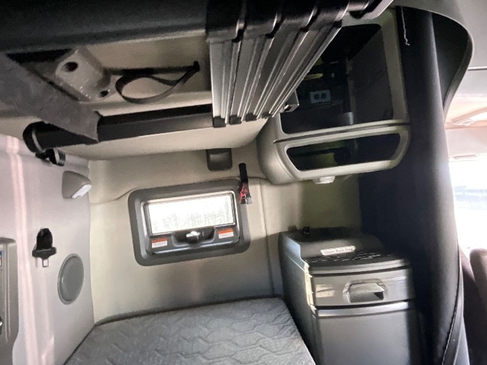 Sleeper Tractor-Heavy Duty Tractors-Volvo-2023-VNL64760-Kennesaw-GA-502,381\n\t\tmiles-$ 80,000 - Image 17