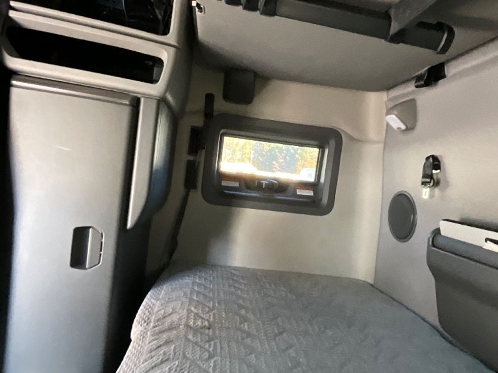 Sleeper Tractor-Heavy Duty Tractors-Volvo-2023-VNL64760-Kennesaw-GA-502,381\n\t\tmiles-$ 80,000 - Image 18