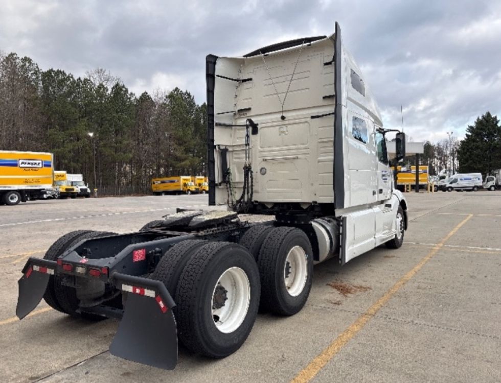 Sleeper Tractor-Heavy Duty Tractors-Volvo-2023-VNL64760-Kennesaw-GA-502,381\n\t\tmiles-$ 80,000 - Image 7