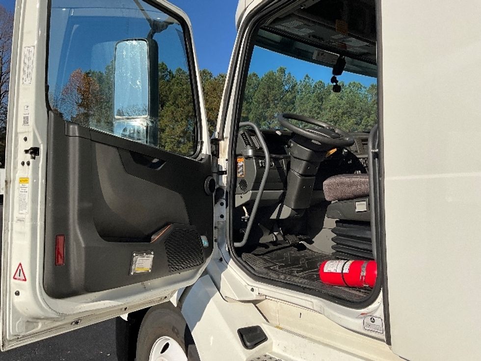 Sleeper Tractor-Heavy Duty Tractors-Volvo-2023-VNL64760-Kennesaw-GA-502,381\n\t\tmiles-$ 80,000 - Image 8