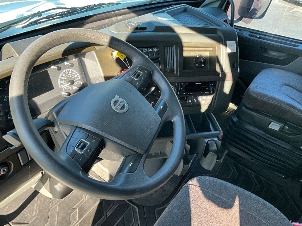 Sleeper Tractor-Heavy Duty Tractors-Volvo-2023-VNL64760-Kennesaw-GA-502,381\n\t\tmiles-$ 80,000 - Image 9