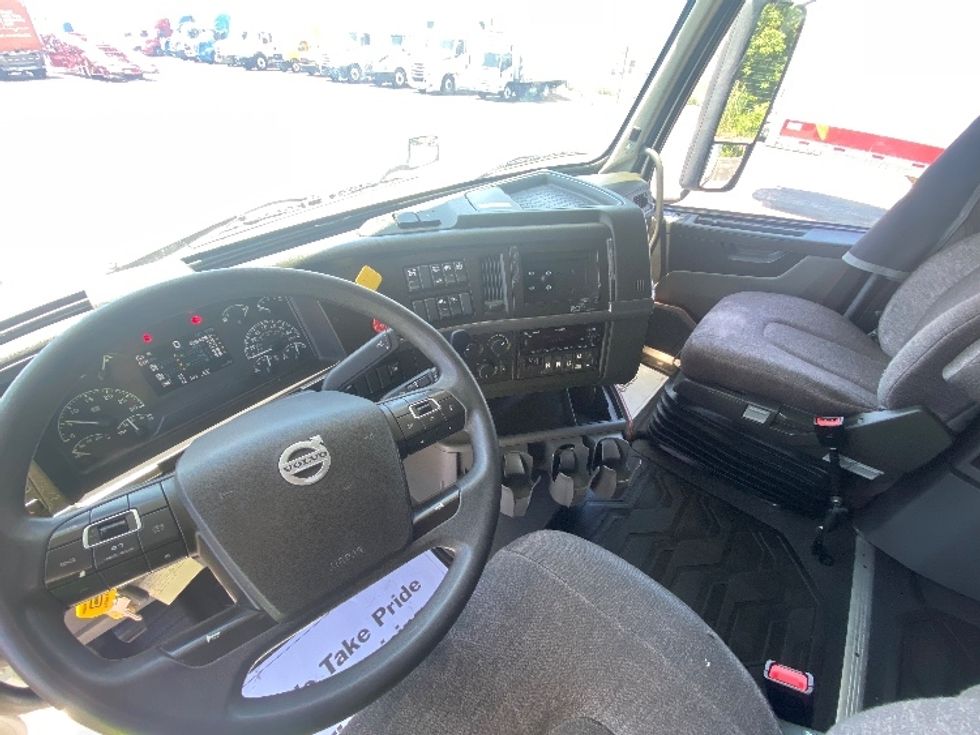Sleeper Tractor-Heavy Duty Tractors-Volvo-2023-VNL64760-La Porte-IN-439,406\n\t\tmiles-$ 91,500 - Image 10