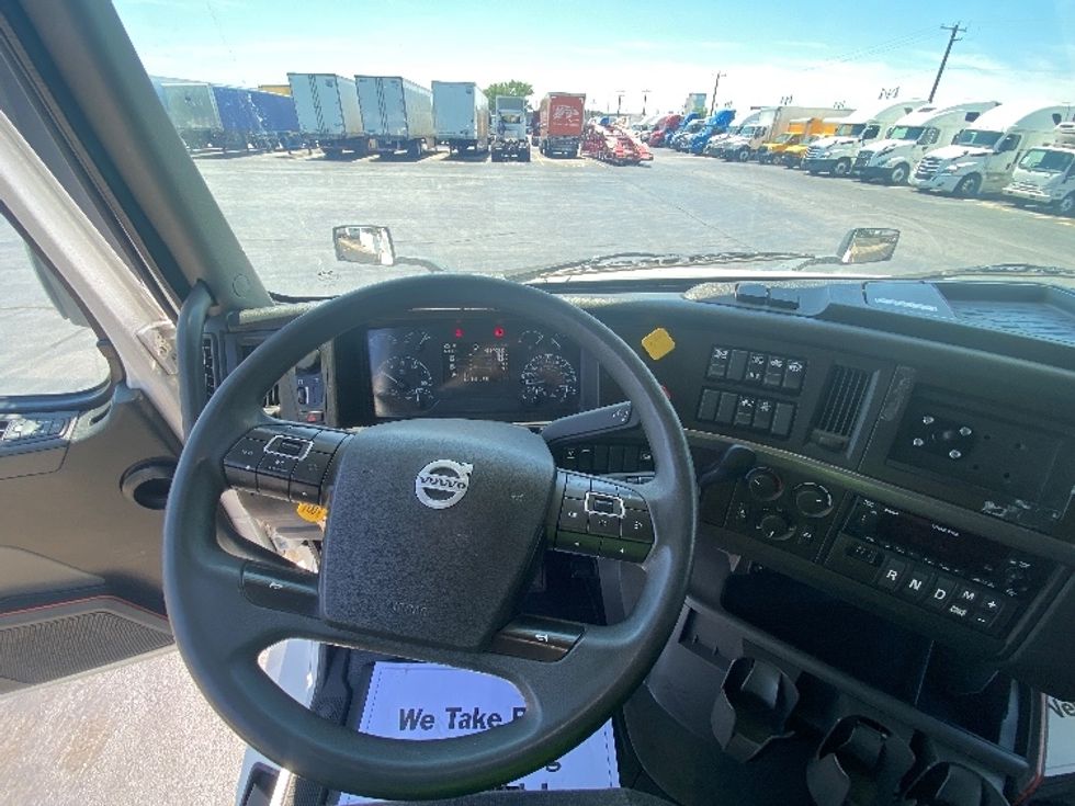 Sleeper Tractor-Heavy Duty Tractors-Volvo-2023-VNL64760-La Porte-IN-439,406\n\t\tmiles-$ 91,500 - Image 11
