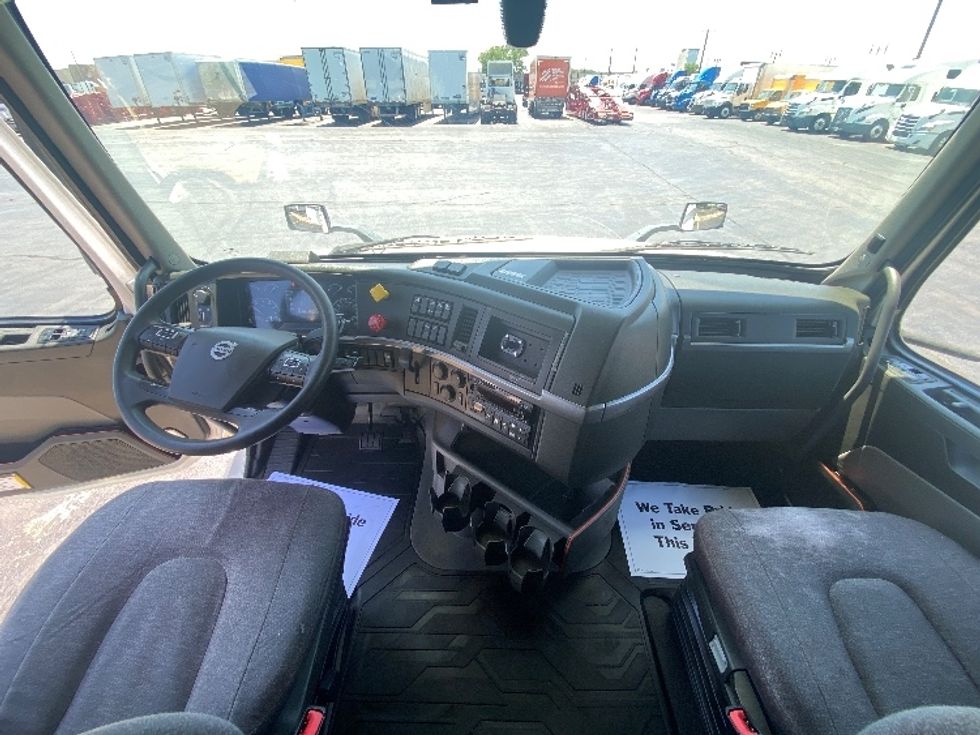 Sleeper Tractor-Heavy Duty Tractors-Volvo-2023-VNL64760-La Porte-IN-439,406\n\t\tmiles-$ 91,500 - Image 12