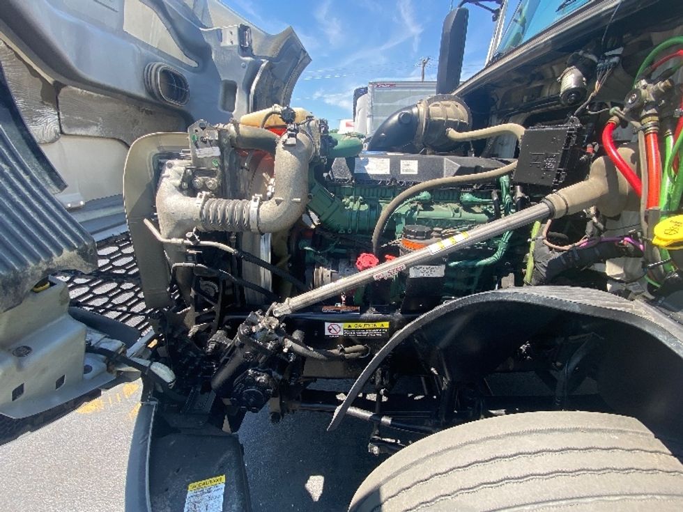 Sleeper Tractor-Heavy Duty Tractors-Volvo-2023-VNL64760-La Porte-IN-439,406\n\t\tmiles-$ 91,500 - Image 21