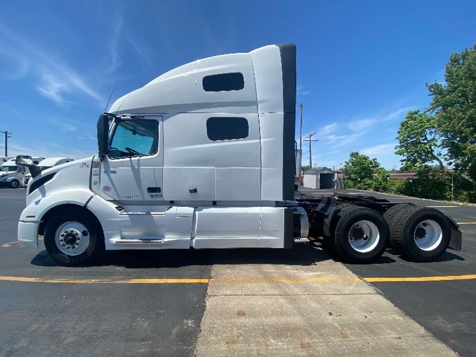 Sleeper Tractor-Heavy Duty Tractors-Volvo-2023-VNL64760-La Porte-IN-439,406\n\t\tmiles-$ 91,500 - Image 4