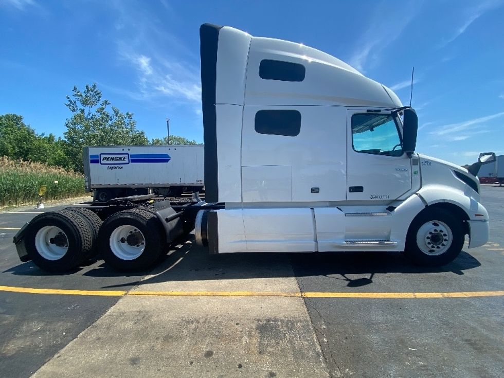 Sleeper Tractor-Heavy Duty Tractors-Volvo-2023-VNL64760-La Porte-IN-439,406\n\t\tmiles-$ 91,500 - Image 8