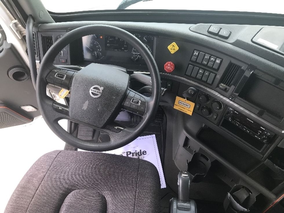 Sleeper Tractor-Heavy Duty Tractors-Volvo-2023-VNL64760-La Porte-IN-527,953\n\t\tmiles-$ 75,250 - Image 11