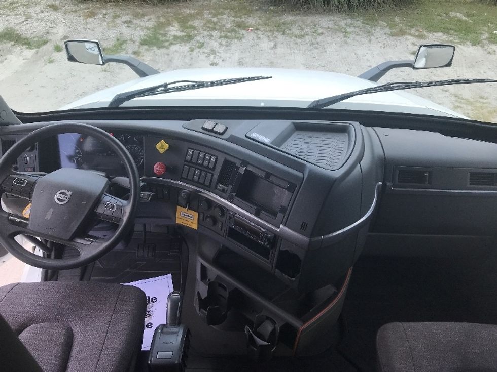 Sleeper Tractor-Heavy Duty Tractors-Volvo-2023-VNL64760-La Porte-IN-527,953\n\t\tmiles-$ 75,250 - Image 12