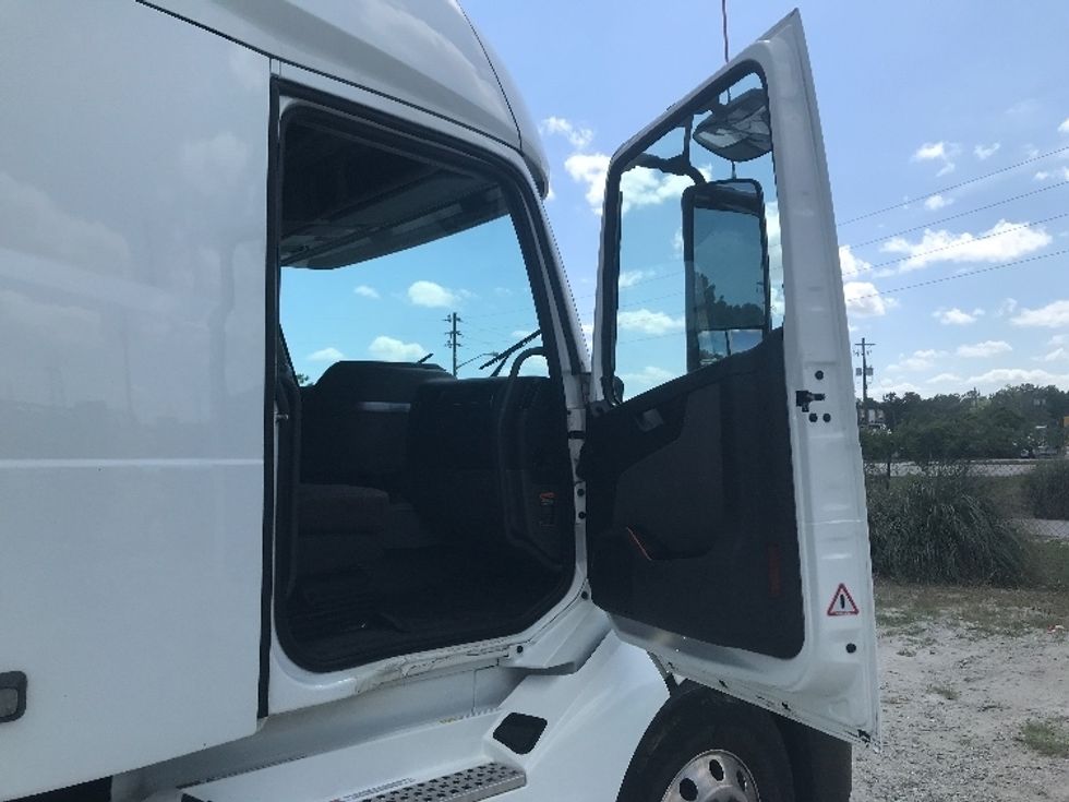 Sleeper Tractor-Heavy Duty Tractors-Volvo-2023-VNL64760-La Porte-IN-527,953\n\t\tmiles-$ 75,250 - Image 13