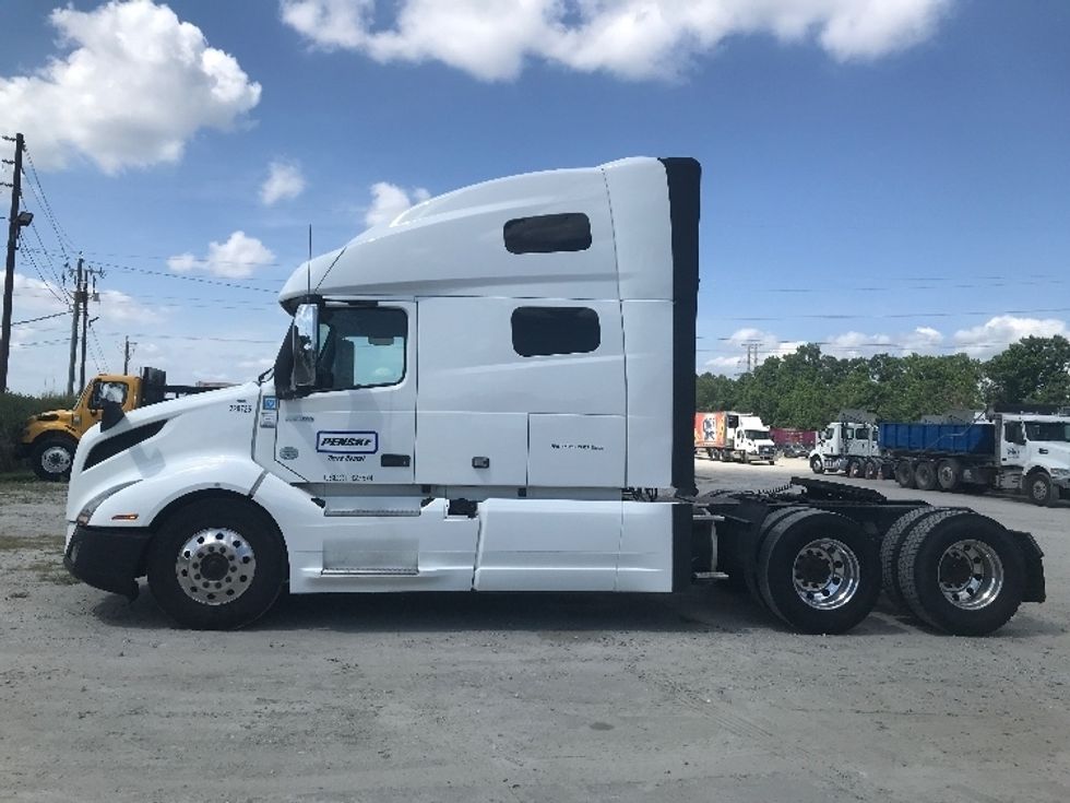 Sleeper Tractor-Heavy Duty Tractors-Volvo-2023-VNL64760-La Porte-IN-527,953\n\t\tmiles-$ 75,250 - Image 4