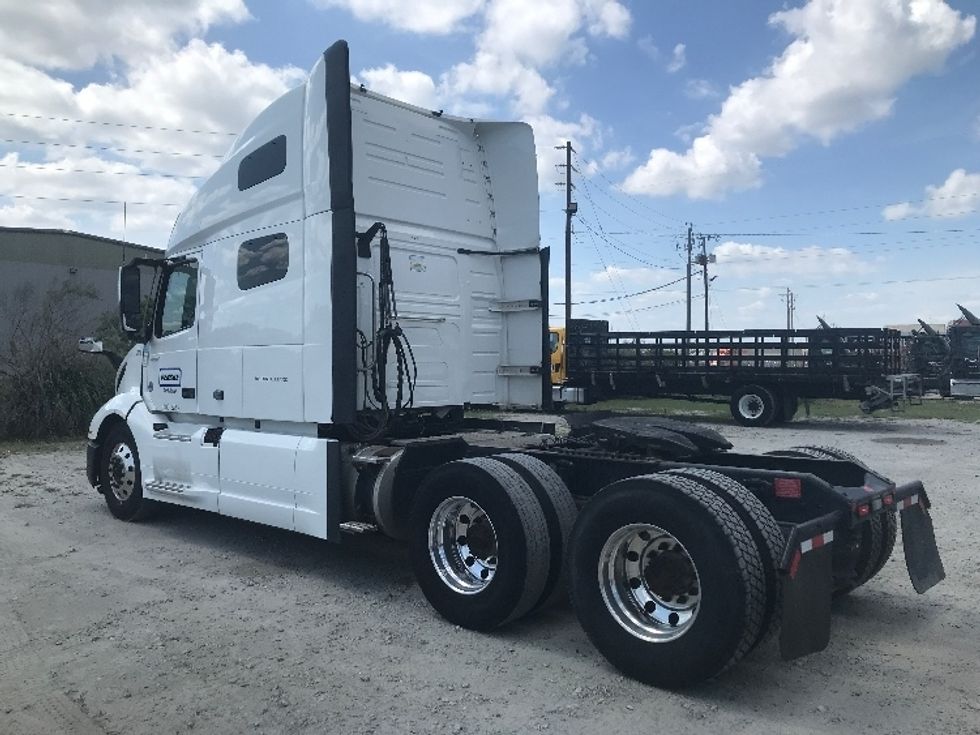 Sleeper Tractor-Heavy Duty Tractors-Volvo-2023-VNL64760-La Porte-IN-527,953\n\t\tmiles-$ 75,250 - Image 5