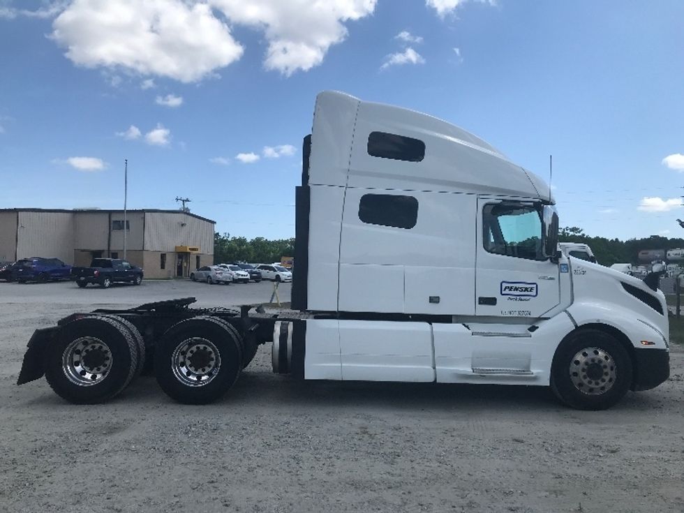 Sleeper Tractor-Heavy Duty Tractors-Volvo-2023-VNL64760-La Porte-IN-527,953\n\t\tmiles-$ 75,250 - Image 8