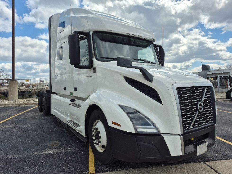 Sleeper Tractor-Heavy Duty Tractors-Volvo-2023-VNL64760-La Porte-IN-729,663\n\t\tmiles-$ 50,750 - Image 1