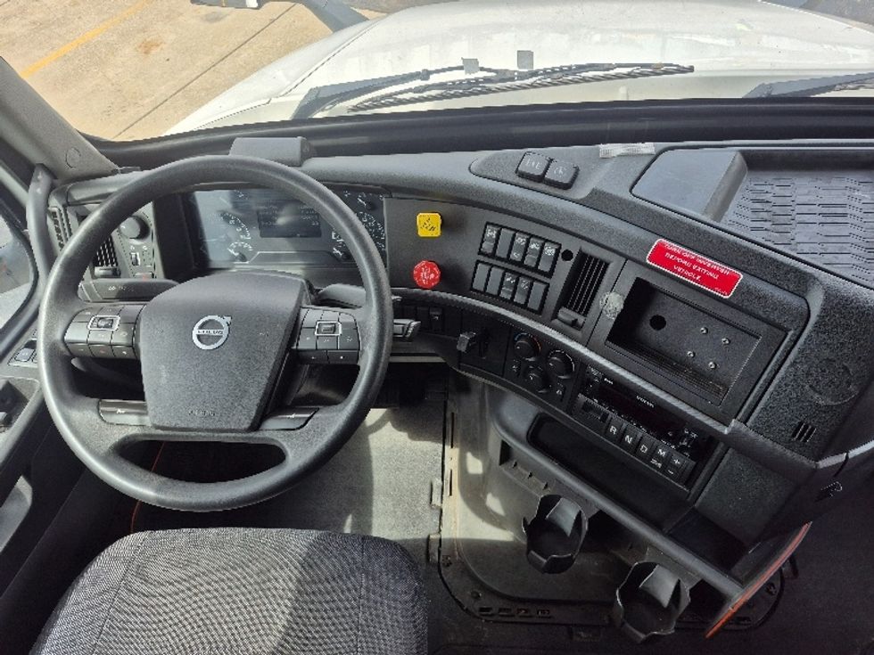 Sleeper Tractor-Heavy Duty Tractors-Volvo-2023-VNL64760-La Porte-IN-729,663\n\t\tmiles-$ 50,750 - Image 11