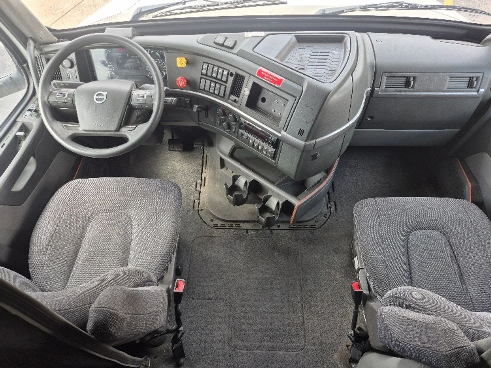 Sleeper Tractor-Heavy Duty Tractors-Volvo-2023-VNL64760-La Porte-IN-729,663\n\t\tmiles-$ 50,750 - Image 12
