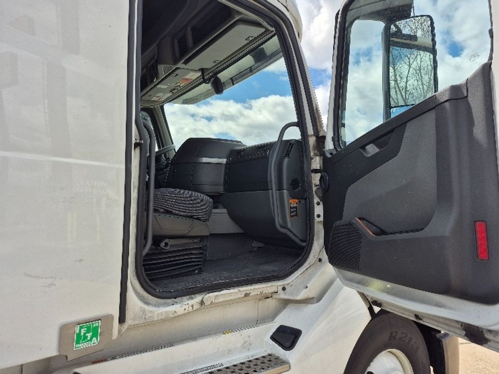 Sleeper Tractor-Heavy Duty Tractors-Volvo-2023-VNL64760-La Porte-IN-729,663\n\t\tmiles-$ 50,750 - Image 13