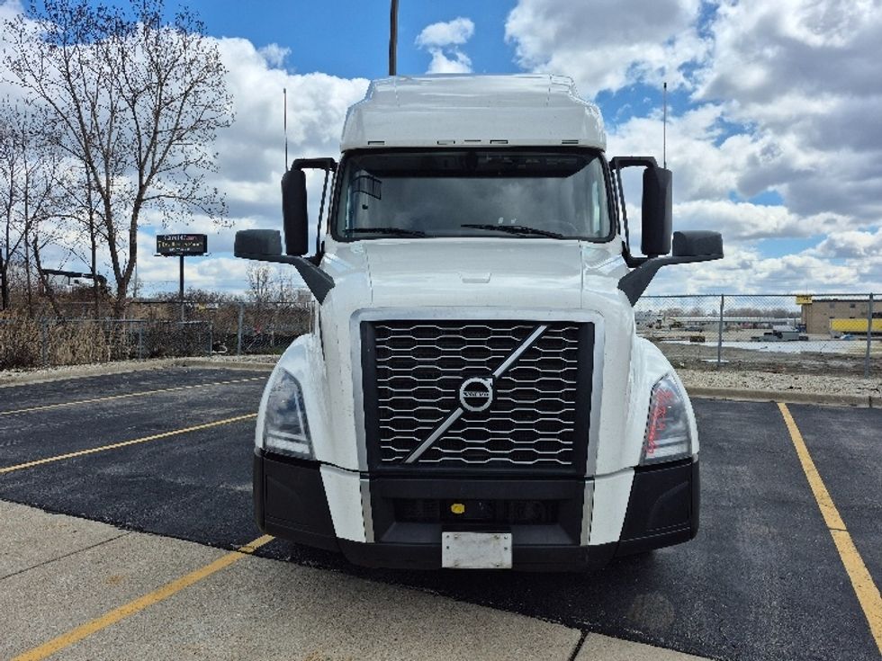 Sleeper Tractor-Heavy Duty Tractors-Volvo-2023-VNL64760-La Porte-IN-729,663\n\t\tmiles-$ 50,750 - Image 2