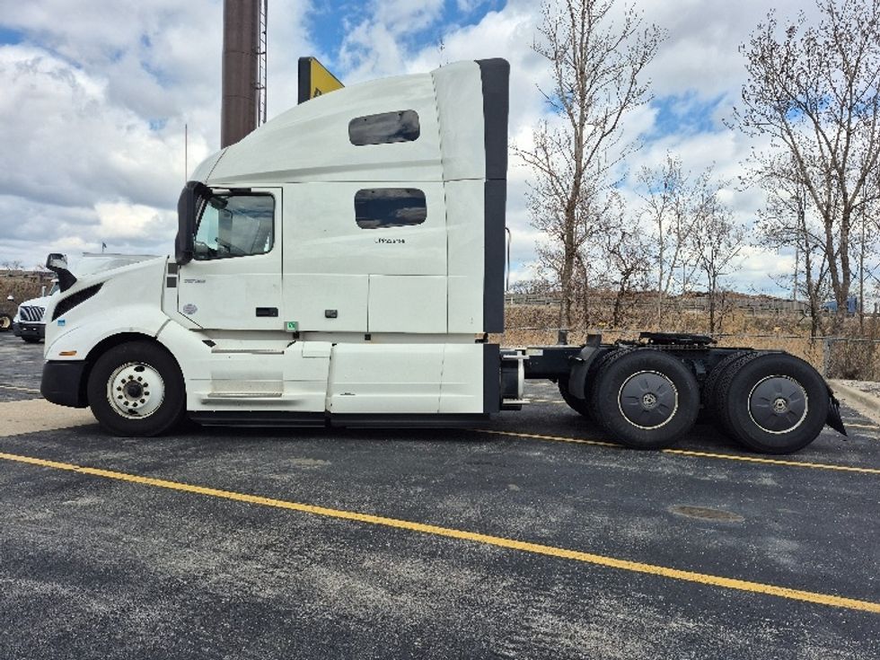 Sleeper Tractor-Heavy Duty Tractors-Volvo-2023-VNL64760-La Porte-IN-729,663\n\t\tmiles-$ 50,750 - Image 4