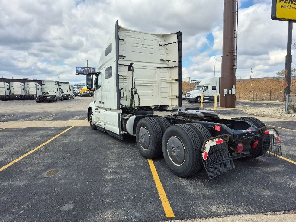 Sleeper Tractor-Heavy Duty Tractors-Volvo-2023-VNL64760-La Porte-IN-729,663\n\t\tmiles-$ 50,750 - Image 5