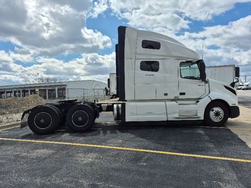 Sleeper Tractor-Heavy Duty Tractors-Volvo-2023-VNL64760-La Porte-IN-729,663\n\t\tmiles-$ 50,750 - Image 8