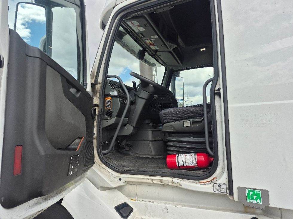 Sleeper Tractor-Heavy Duty Tractors-Volvo-2023-VNL64760-La Porte-IN-729,663\n\t\tmiles-$ 50,750 - Image 9