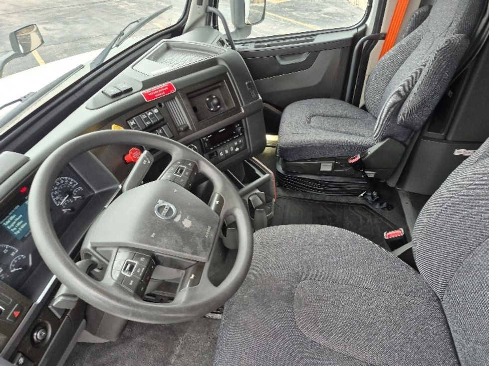 Sleeper Tractor-Heavy Duty Tractors-Volvo-2023-VNL64760-La Porte-IN-751,926\n\t\tmiles-$ 51,750 - Image 10