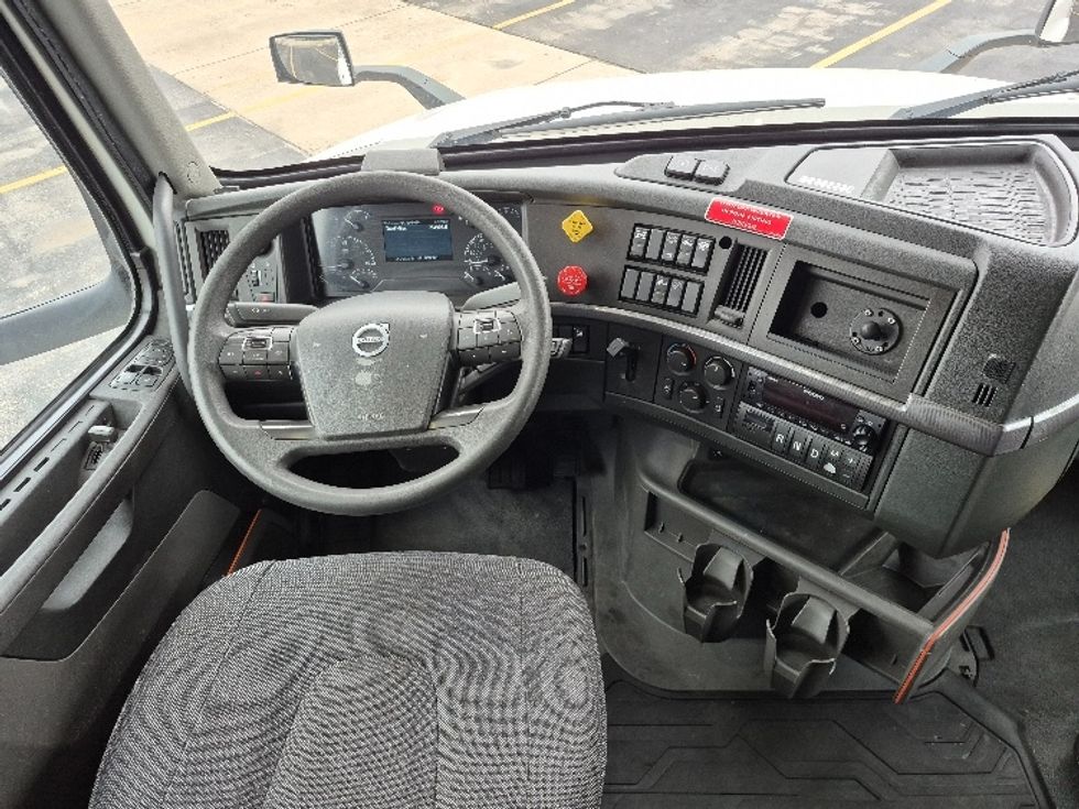 Sleeper Tractor-Heavy Duty Tractors-Volvo-2023-VNL64760-La Porte-IN-751,926\n\t\tmiles-$ 51,750 - Image 11