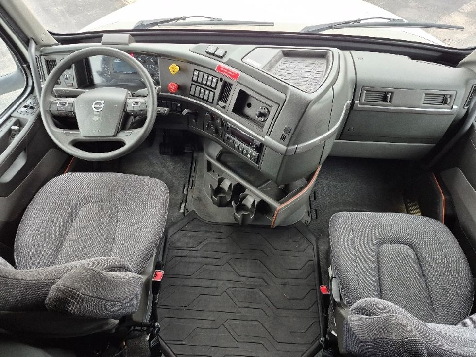 Sleeper Tractor-Heavy Duty Tractors-Volvo-2023-VNL64760-La Porte-IN-751,926\n\t\tmiles-$ 51,750 - Image 12